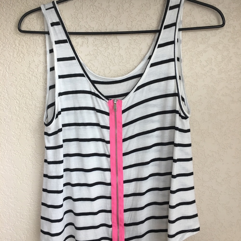 🎀Cute tank top w/ pink zipper detail🎀